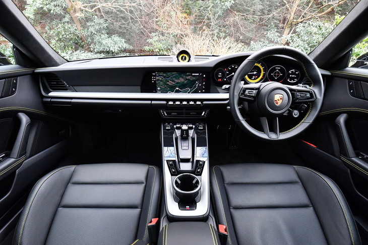 「911 GTS」シリーズも、最新の911に準じた水平基調のダッシュボードを採用している。今回試乗した車両のインテリアは、オプションの「ブラックレザーインテリア」（66万2000円）とイエローのコントラストステッチで仕立てられていた。