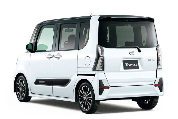 「ダイハツ・タントカスタム」のリアビュー。