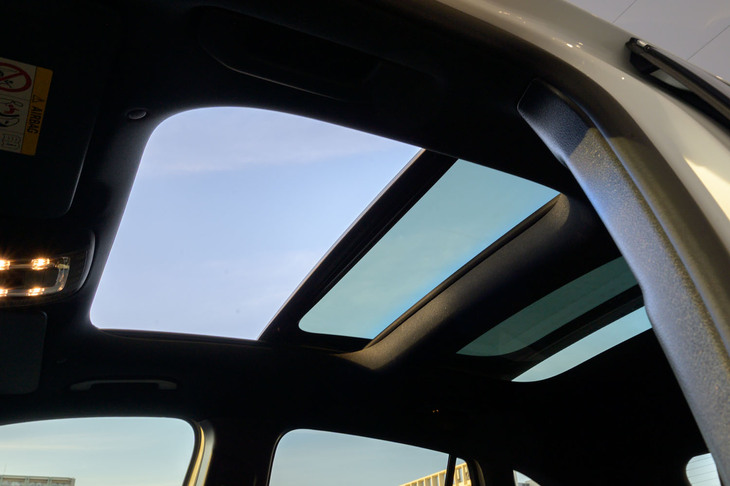 従来のオプション装備の多くが標準で採用される「アーバンスターズ」だが、それでもARナビやヘッドアップディスプレイ、パノラミックスライディングルーフ、Burmesterのサラウンドサウンドシステム、マルチビームLEDヘッドライトなどはオプション扱いとなる。