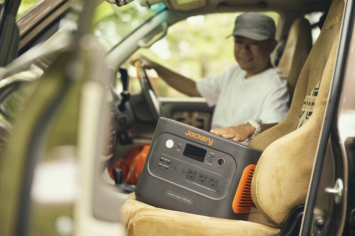 グレー系のボディーカラーにオレンジの差し色が鮮やかなJackery製品。タフなデザインと相まって、所有欲も満たされる。