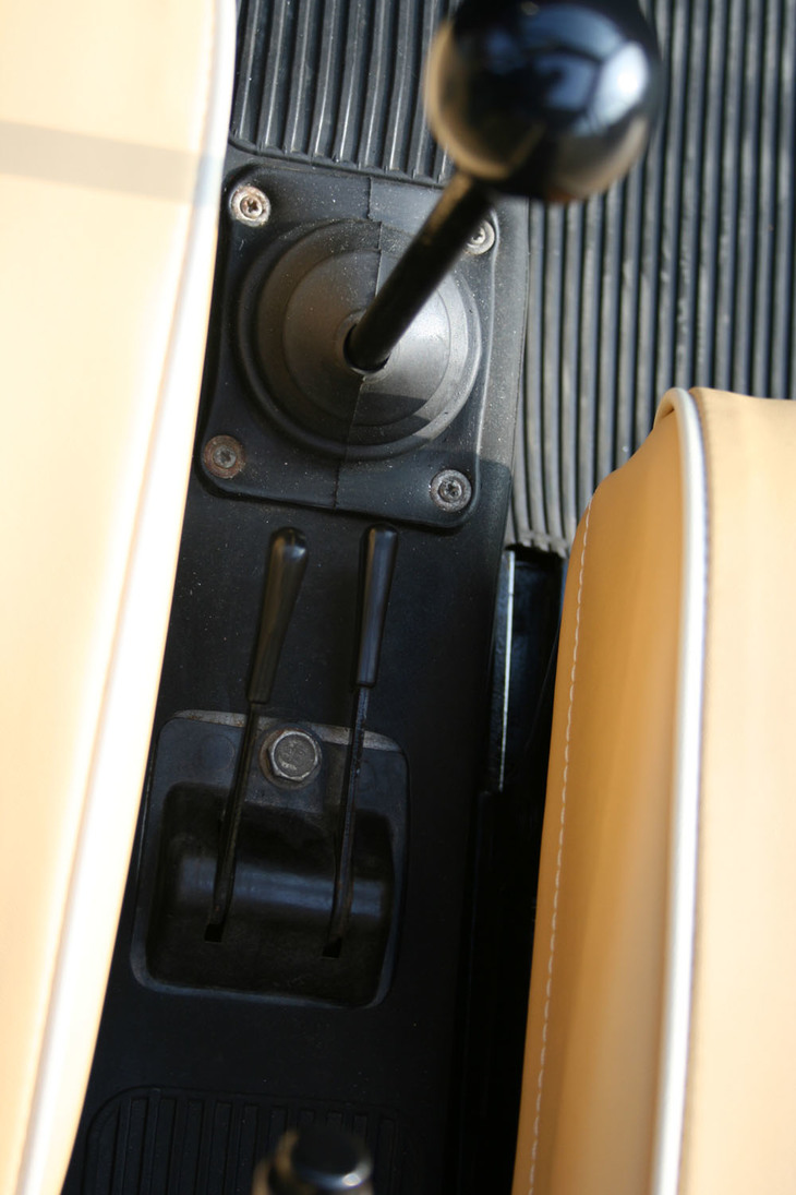 参考までに「フィアット・ヌオーヴァ500」の写真。前席の間には、スターターモーターとチョークのレバーが備わっていた。