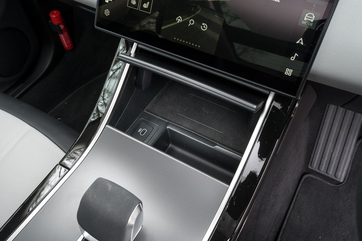 シフトセレクター前方のリッドを開けるとUSBタイプCポートとワイヤレスチャージャーが姿を現す。