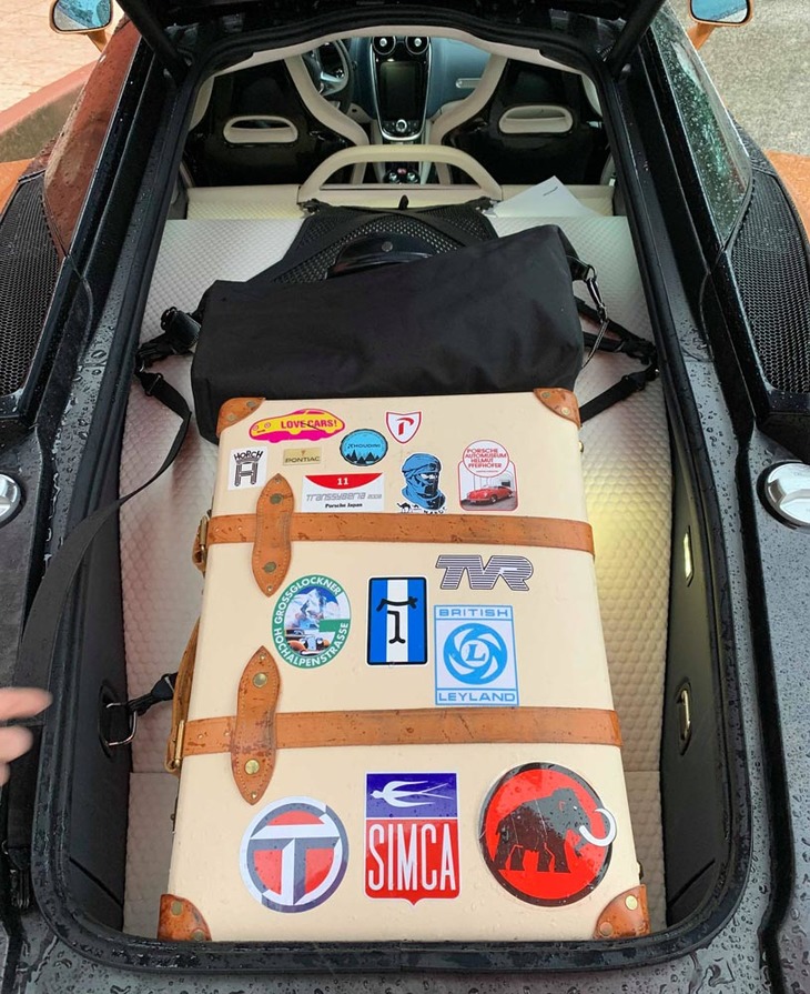 筆者のスーツケースをリアの荷室（容量420リッター）に積み込んだ様子。テールゲートはガラス製で、ソフトクローズ機能も備わる。