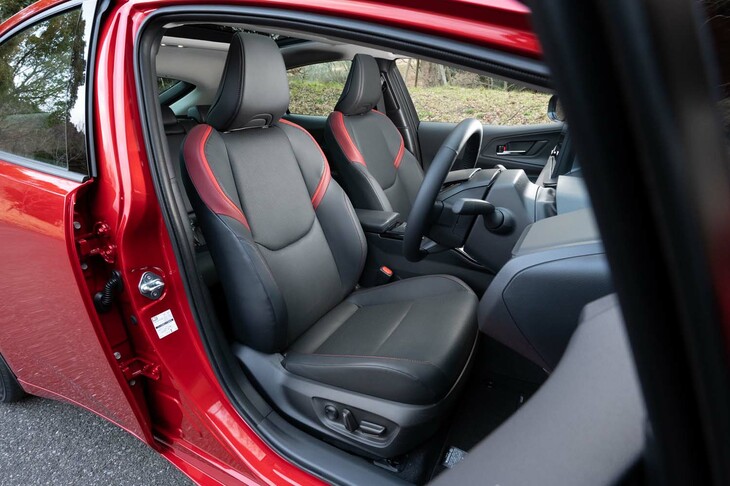 「Z」のシート表皮は合成皮革。肩口の赤いアクセントがスポーティーだ。