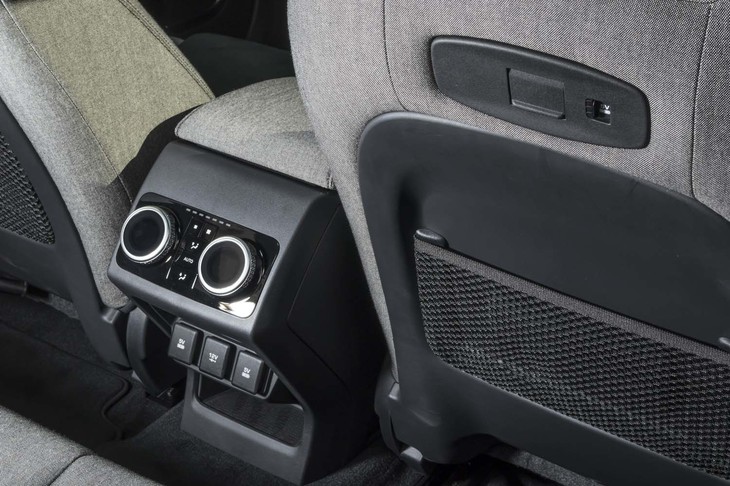 前席の背もたれ背面やセンターコンソールの後端には、後席のパッセンジャーが使うUSBソケットが備わる。