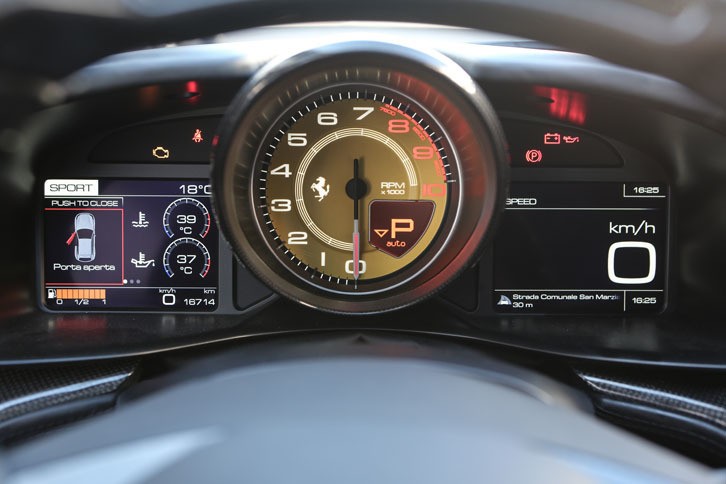 タコメーターのレッドゾーンは7500rpmから。ちなみにV12モデルでは8200rpmから。