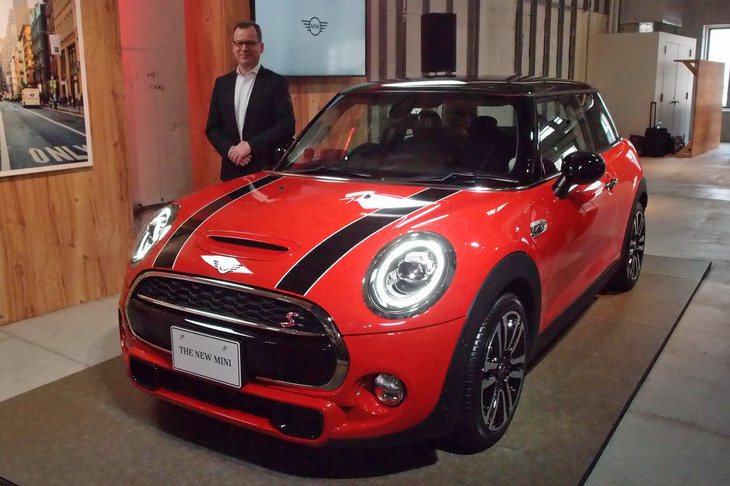 MINIクーパーS 3ドアと、日本市場においてMINI本部長を務めるフランソワ・ロカ氏。