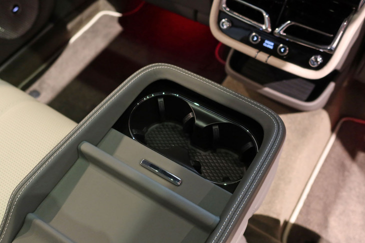 ベントレー・ベンテイガEWBアズール ファーストエディション（リアシート用カップホルダー）