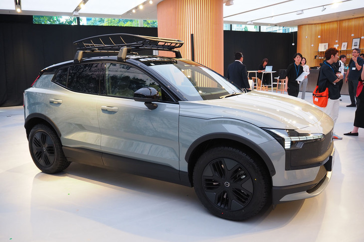 ボルボEX30クロスカントリー（用品装着車のサイドビュー）