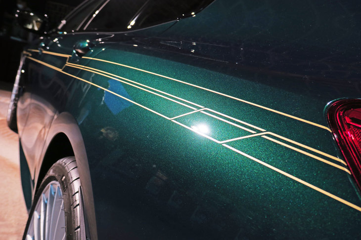 BMWアルピナB8グランクーペ（アルピナストライプ）