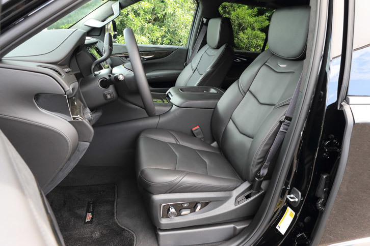 「エスカレード」の1列目シート。古式ゆかしいボディー・オン・フレーム構造のSUVなので、よじ登るようにして乗車しなければならないが、高い着座位置からの見晴らしは抜群である。