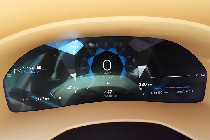 メーターの代わりに装備された、フルデジタルのインフォメーションディスプレイ。機能的には至って普通だったが、表示はやはり凝ったデザインをしていた。