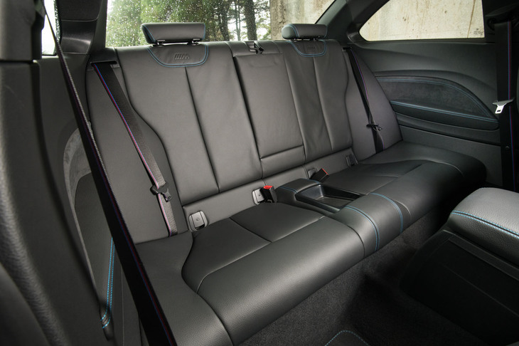 リアシートの乗車定員は2人。こちらの背もたれには「M」ロゴがステッチされている。