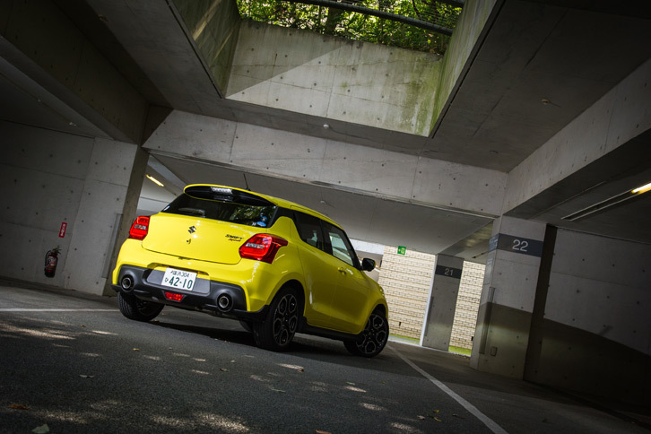 ボディーカラーは全6色。テスト車には初代「スイフトスポーツ」から受け継がれる、伝統の「チャンピオンイエロー」が採用されていた。