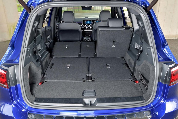 2列目と3列目のシートを倒し、荷室を拡大した状態。積載容量は最大で1680リッターとなる。