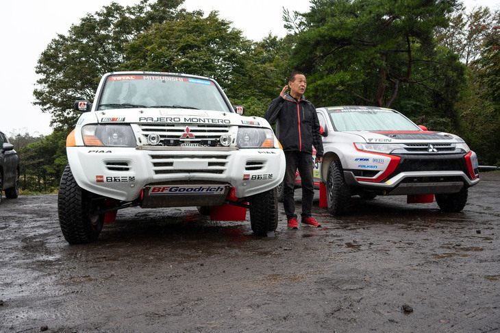 思い入れのある2台のラリーカーを前に、当時の思い出や三菱がラリーに挑戦する意義について語る増岡氏。