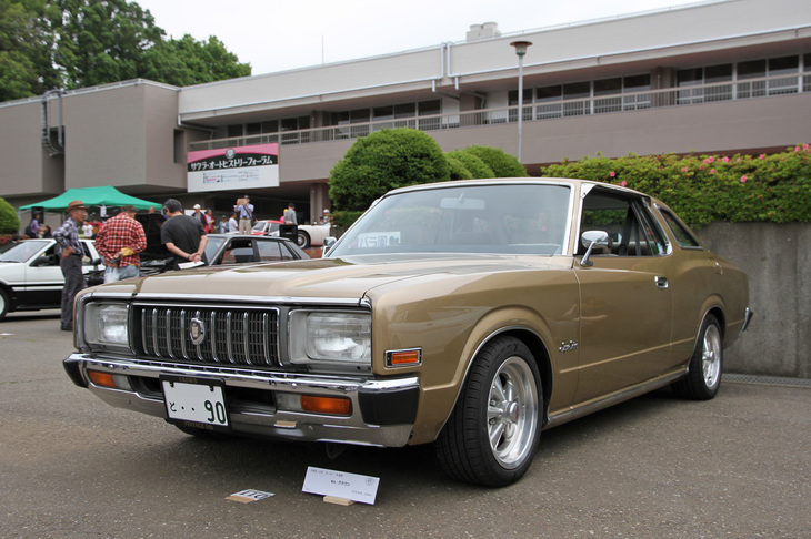 1976年「トヨタ・クラウン 2ドアハードトップ」。俳優の山村 聰と吉永小百合がイメージキャラクターを務めていたことから、マニアの間で「小百合クラウン」と呼ばれる5代目クラウンの2ドアハードトップ。クラウンの2ドアハードトップは、3代目から6代目まで存在した。