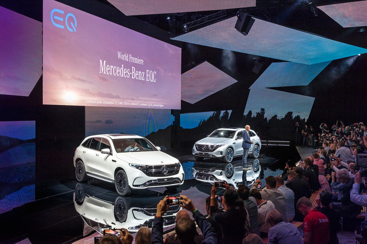 「メルセデス・ベンツEQC」とダイムラーのディーター・ツェッチェ会長。