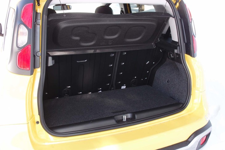 5人乗車時の荷室容量は225リッター。奥行きは短いが、開口幅は大きく取られている。