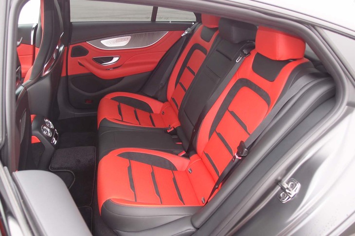 後席の定員は3人。背もたれは40：20：40の分割可倒式となっている。