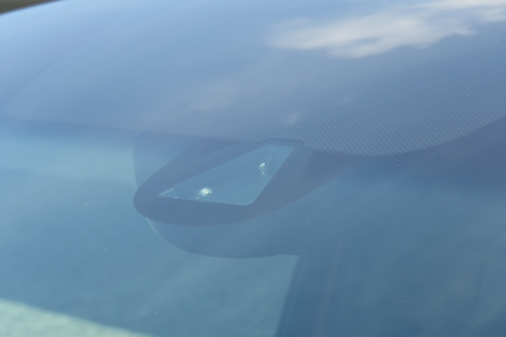 「ホンダセンシング」のセンサーとして使用される、フロントウィンドウのカメラ。