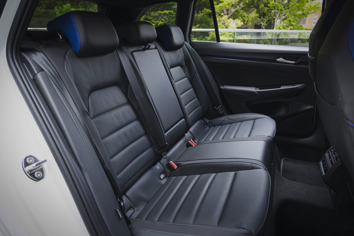 「ゴルフヴァリアント」のリアシートは、ホイールベース延長の恩恵を受け、足もとスペースのゆとりが増している。