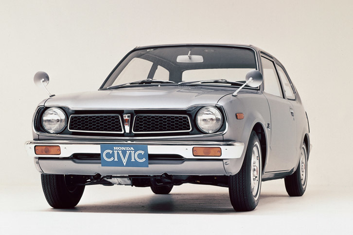 1972年7月にデビューした初代「ホンダ・シビック」。マスキー法に対応したCVCCエンジンを搭載したのは、デビューから5カ月後のことだった。
