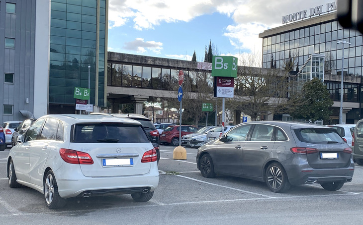 「メルセデス・ベンツBクラス」の2代目および3代目。イタリアでは決して多数派ではない車種ゆえ、この光景はまれである。2022年1月。