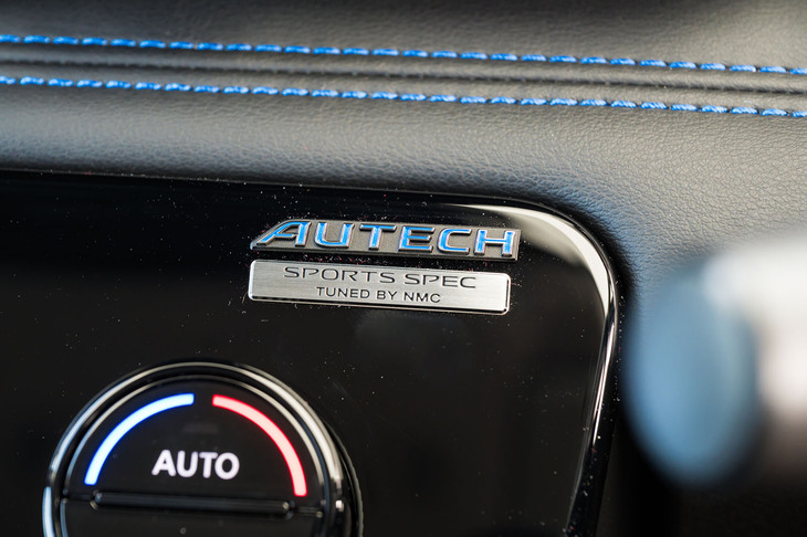 エアコンパネルの端には「AUTECH SPORTS SPEC TUNED BY NMC」のバッジが貼られている。