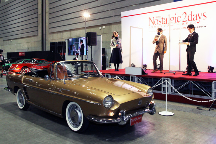 一般公募から選出されたオーナー車両を展示する恒例企画である「選ばれし10台」。1台ずつ会場内を走行して登場し、オーナーはメインステージでインタビューを受ける。これは1959年「ルノー・カラヴェル コンバーチブル」。