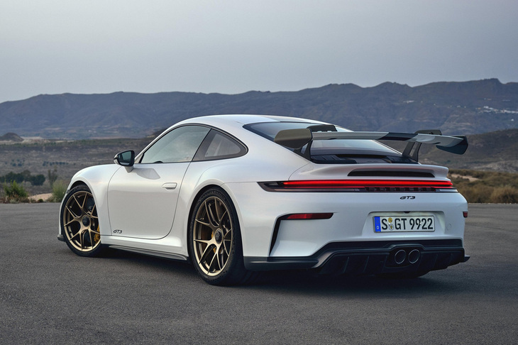 「911 GT3」のリアビュー。ディフューザーやエアインレット、リアリッドのデザインが変更されている。