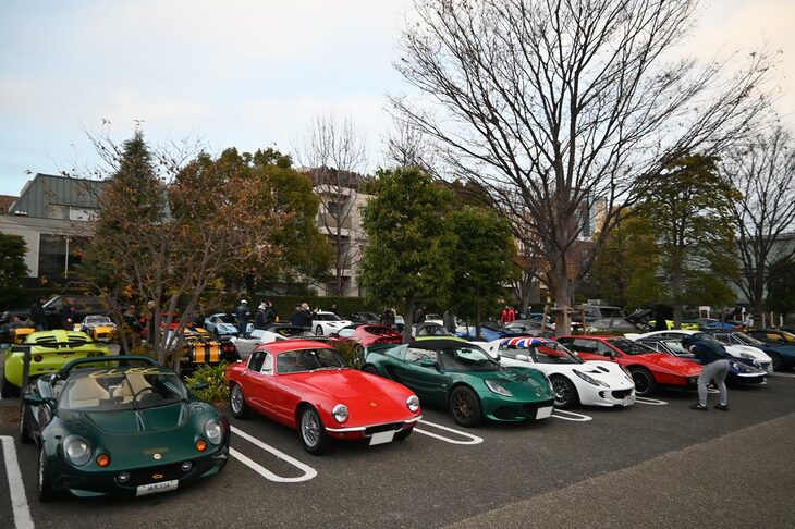 約80台もの参加車のうち、最も大きな存在感を放っていたのはやはり「エリーゼ」だった。色とりどり、“顔”も丸目にツリ目と多種多様。さまざまな世代のエリーゼが顔をそろえた。