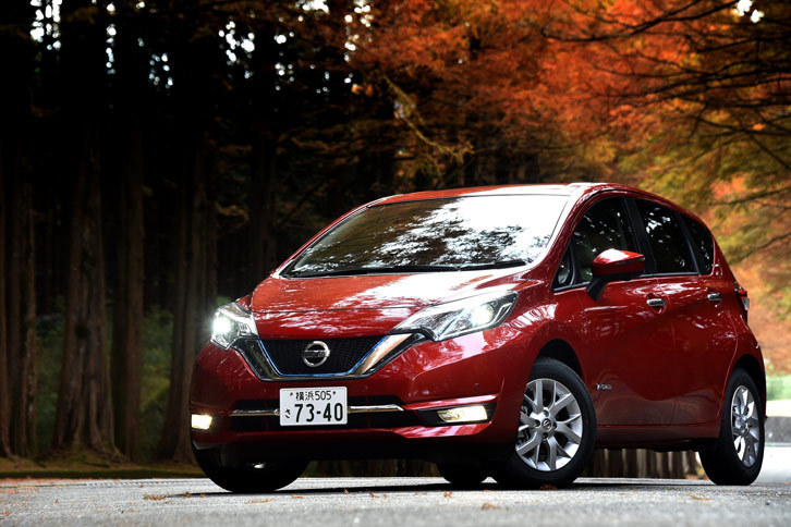 ボディーカラーは全13色。テスト車には新色の「ガーネットレッド」が採用されていた。