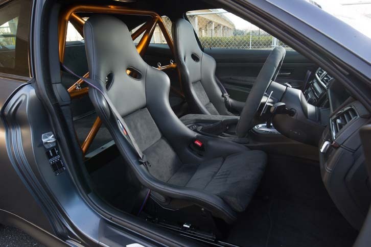 カーボン製のフルバケットシートは、通常の「M4クーペ」のシートに比べて、50％以上の軽量化がなされている。公道では使用できないが、6点式シートベルトも付属する。