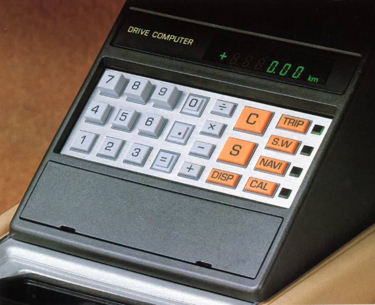 1980年「日産ローレル」のセンターコンソールにデンと据えられた電卓、ではなくドライブコンピューター。