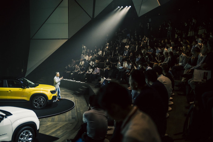 「ジープ・アベンジャー」の発表イベントで車両を紹介したステランティス ジャパン代表取締役社長の打越 晋氏。