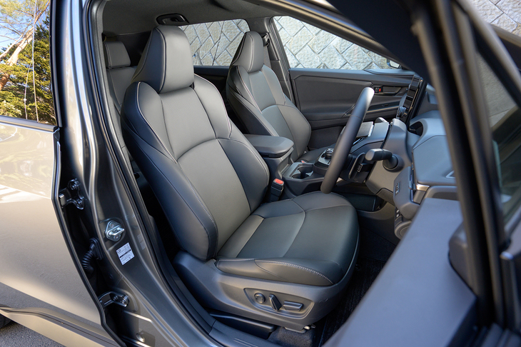 シート表皮は合成皮革でヒーター、ベンチレーションともに装備。ジーンズ着用の場合は少し滑りやすかった。