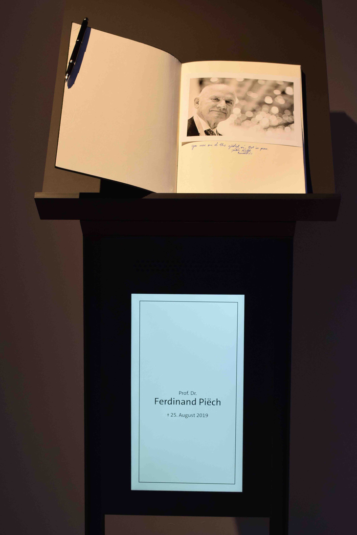 フランクフルトショーにて、フォルクスワーゲンのプレスラウンジに置かれていた故フェルディナント・ピエヒ氏の記帳台。変革期を迎えた自動車産業を氏がどうとらえていたのか。私見を聞いてみたかった。