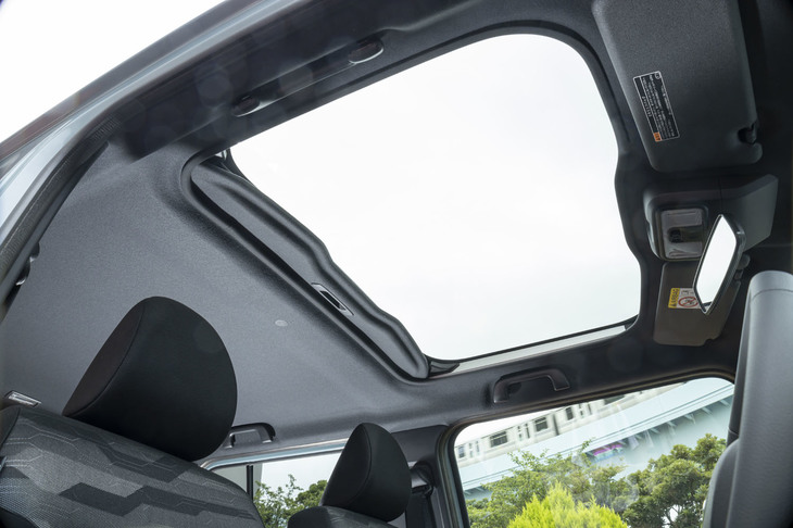 「スカイフィールトップ」はAピラーが立ち気味なボディー形状もあり、前席の乗員から見てもかなり前方までガラスエリアが広がっている。前席でここまで開放感が味わえるガラスルーフは珍しい。