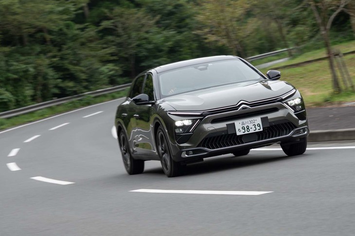 フロント：ストラット、リア：トーションビームの足まわりには「プログレッシブハイドローリッククッション」を搭載。ゆったりと上下しながら走る。