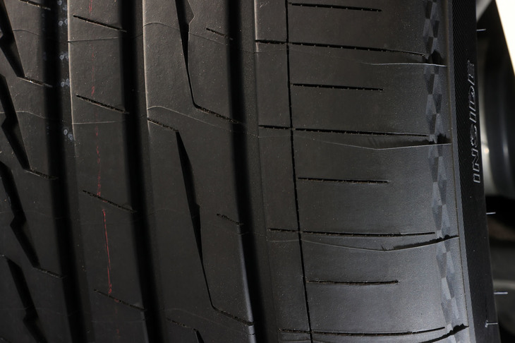 イン側の消音器は、タイヤが摩耗しても消音効果が持続するよう形状を工夫。ショルダー部には、トレッド面から伝わる振動を和らげる「3Dノイズカットデザイン」という模様が施されている。