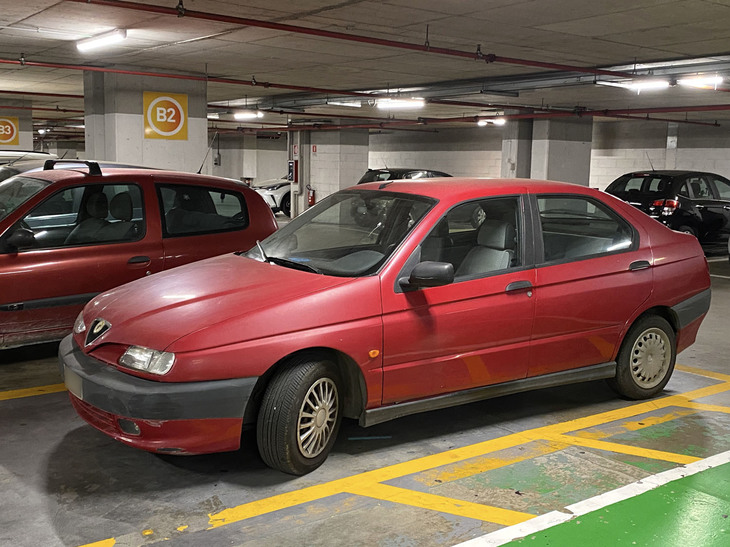 「アルファ・ロメオ146」。レッドは退色して輝きを失っているが、サンダル感覚で街乗りできる、今や貴重なアルファといえる。