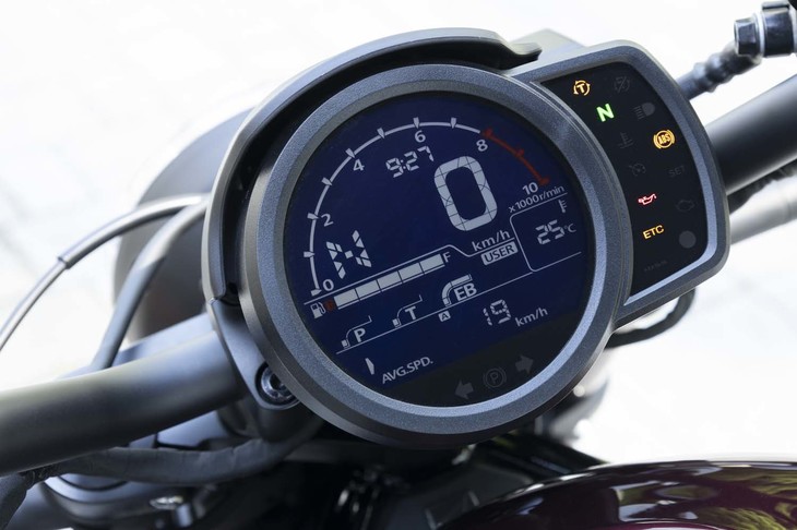 メーターパネルは円形の液晶タイプ。速度計やエンジン回転計、水温計、燃料計などがひとつに集約されている。