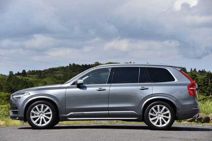 オプションのエアサスペンション装着車では、走行モードによって車高が変化する。（写真をクリックすると、停車時、「Comfort」「Off Road」「Dynamic」の順で車高が表示されます）