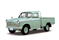 1961年に登場した「ダットサン・トラック」（320型）。内外装は初代「ブルーバード」（310型）に準じたデザインだが、トラック専用シャシーを持つ。写真は日産ヘリテージコレクション所蔵の1964年モデルで、本来はホイールにハブキャップが付く。