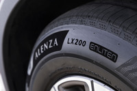 タイヤのサイドウォールにロゴ表示のある「ENLITEN（エンライトン）」は、タイヤをより薄く・軽く・円くするブリヂストンの商品設計基盤技術。ALENZAシリーズでは、今回の「LX200」に初めて採用された。