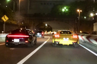 「ポルシェ911 GT3」（写真左）と「フェラーリ812スーパーファスト」（同右）を発見！ ウルトラスーパーな2台は天上界の展示走行を繰り広げていた。ウットリ……。