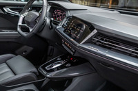 アウディがフローティングセンターコンソールと呼ぶ、新しいインストゥルメントパネルデザインが採用された「Q4 e-tron」。その名のとおり、シフトセレクターまわりは浮かんでいるように見える。下部には小物を置くスペースが用意されている。