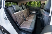 3座独立式のリアシートは、それぞれ前後150mmのスライドと5段階のバックレスト調整が可能。フロントも含めて標準はレザーとファブリックのコンビ表皮となるが、テスト車はオプション装着によってナッパレザー仕様となっていた。