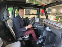 身長166.5cmの筆者が乗ったところ。頭部も含め窮屈感はまったく感じられない。ステアリングは若干抱え込むような感じである。